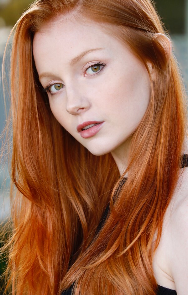 Mädchen mit roten haaren und grünen augen